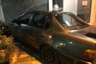 Aυτοκίνητο κατέληξε σε τζαμαρία γραφείου στο Παναιτώλιο - ΦΩΤΟ
