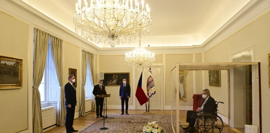 Τσεχία: Ο πρόεδρος έχει κορονοϊό και διόρισε τον νέο πρωθυπουργό μέσα από ένα κουτί από πλεξιγκλάς