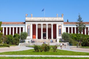 Αθήνα: Εγκατέλειψαν παιδί έξω από το Αρχαιολογικό Μουσείο
