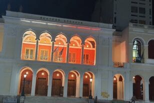 Πάτρα: Στα «κόκκινα» φωταγωγήθηκε το Δημοτικό Θέατρο «Απόλλων» - ΦΩΤΟ
