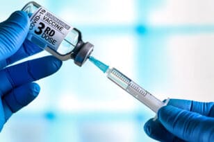Το αντίστροφο φαινόμενο «πλασίμπο» εξηγεί τα δύο τρίτα των παρενεργειών των εμβολίων Covid-19
