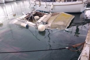 Δήμος Πατρέων: Ανέλκυσε σκάφος που βυθίστηκε λόγω της κακοκαιρίας στη Μαρίνα - ΦΩΤΟ
