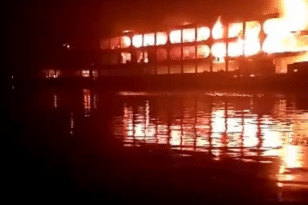 Τραγωδία στο Μπαγκλαντές: 32 νεκροί από φωτιά σε φέρι