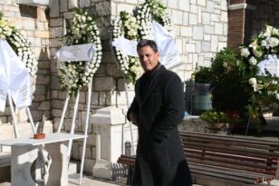Ο Γρηγόρης Πετράκος στην κηδεία του Γιώργου Τράγκα - ΒΙΝΤΕΟ
