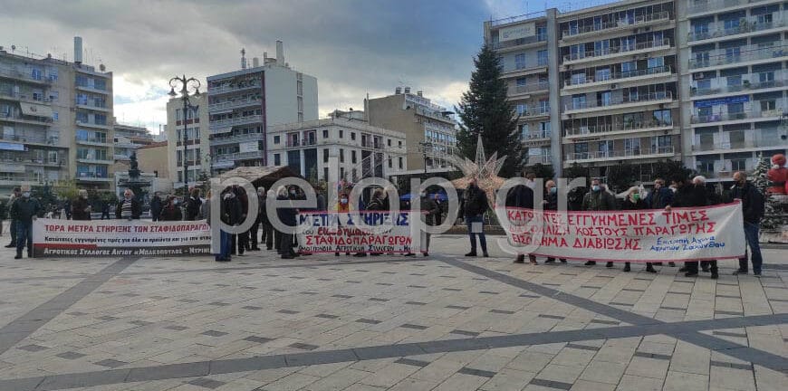 Πάτρα: Στην πλατεία Γεωργίου οι αγρότες - Διαμαρτύρονται για το σταφιδικό