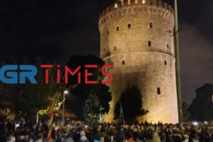 Θεσσαλονίκη: Συγκέντρωση διαμαρτυρίας αντιεμβολιαστών στον Λευκό Πύργο-BINTEO