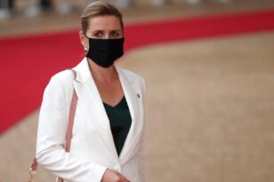 Δανία: Η πρωθυπουργός απολογήθηκε, αφότου ο φακός την κατέγραψε να μην φοράει μάσκα