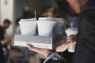Ακριβότερος ο καφές και το delivery από 1η Ιανουαρίου - Μπαίνει τέλος στα πλαστικά