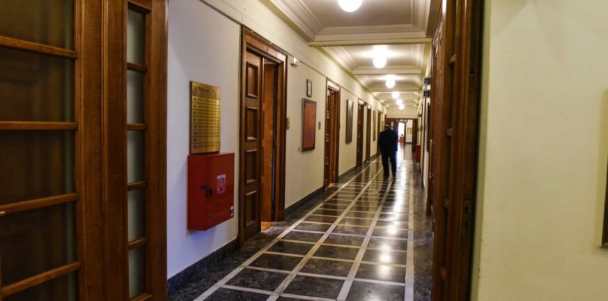 Κυριάκος Μητσοτάκης – Νίκος Ανδρουλάκης: Τι συνέβη στο τετ α τετ σε διάδρομο της Βουλής