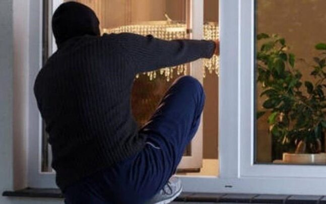 Αχαΐα: Μπήκε από το παράθυρο, αφαίρεσε χρήματα και όχι μόνο - Προέβαλε αντίσταση στους Αστυνομικούς