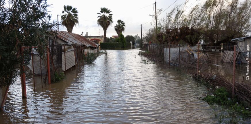 Πλημμύρες - Δυτική Αχαΐα: Ακόμη εγκλωβισμένοι στα σπίτια τους - Βούλιαξε τρακτέρ ΦΩΤΟ