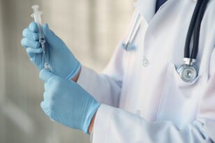 Κορονοϊός: Λιγότερα εμβόλια από τη Pfizer - Αλλάζει η σύμβαση με την Κομισιόν