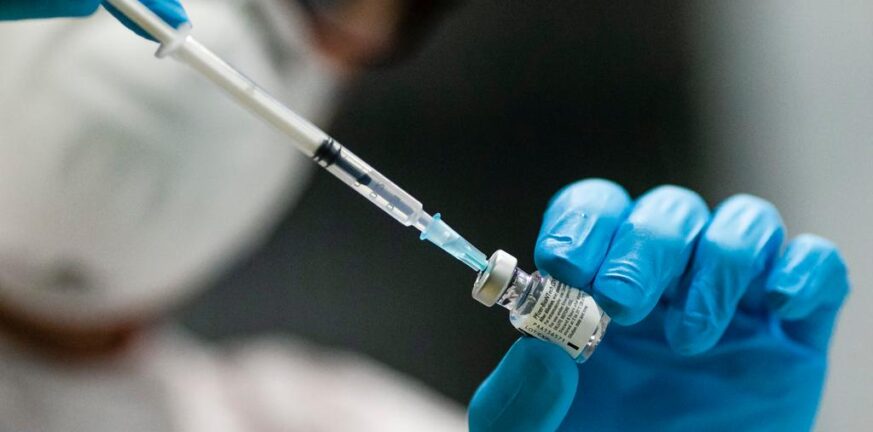 Μόσιαλος: Χρειαζόμαστε πιο ολοκληρωμένα εμβόλια που θα εμποδίζουν τη διασπορά του ιού