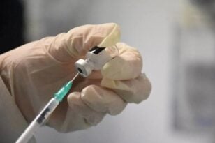 «Βόμβα» από Μπουρλά: Τέταρτη δόση και για 10 χρόνια ετήσιοι εμβολιασμοί