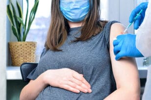 Κορονοϊός: Πόσες δόσεις του εμβολίου προστατεύουν τις έγκυες
