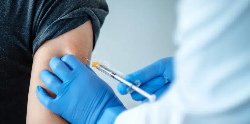 Τριπλά εμβολιασμένοι που νόσησαν μπορεί να προσβληθούν ξανά από κορονοϊό - ΒΙΝΤΕΟ