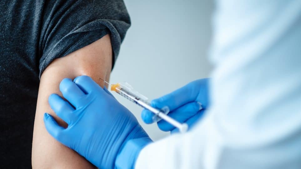 Για ποιους συστήνονται τα νέα επικαιροποιημένα εμβόλια – Σήμερα οι πρώτοι εμβολιασμοί