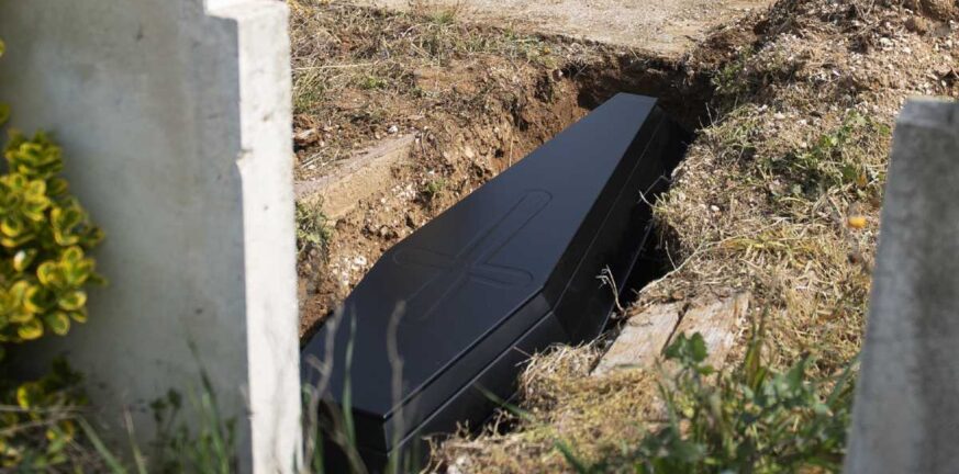 Απίστευτο περιστατικό σε χωριό του Έβρου: Άνοιξαν το φέρετρο και αντίκρισαν λάθος νεκρό