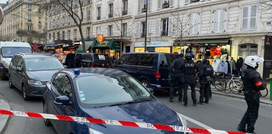ΕΚΤΑΚΤΟ - Γαλλία: Ένοπλος κρατά δυο γυναίκες στο Παρίσι υπό την απειλή όπλου