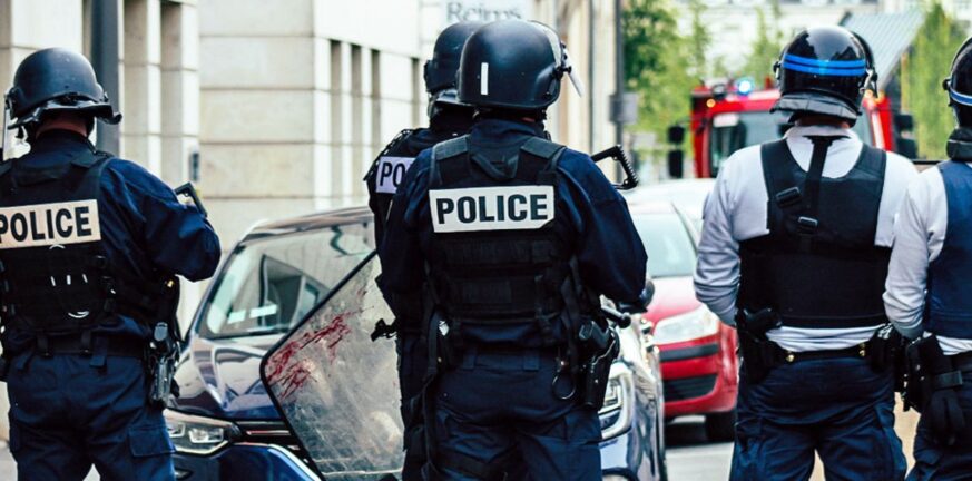 Γαλλία: Άνδρας ντυμένος νίντζα ​​επιτέθηκε με σπαθί σε γυναίκες αστυνομικούς