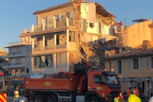 Γαλλία: Κατέρρευσε τριώροφη πολυκατοικία μετά από έκρηξη -Έρευνες για εγκλωβισμένους