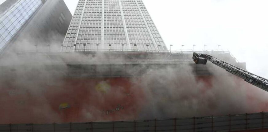 Συναγερμός στο Χονγκ Κονγκ: Φωτιά στο World Trade Center – Πάνω από 300 άνθρωποι παγιδευμένοι
