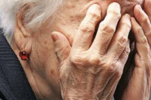 Τρίκαλα: Ηλικιωμένη πέταξε 10.000 ευρώ σε αγνώστους απ' το μπαλκόνι της - Πώς την εξαπάτησαν