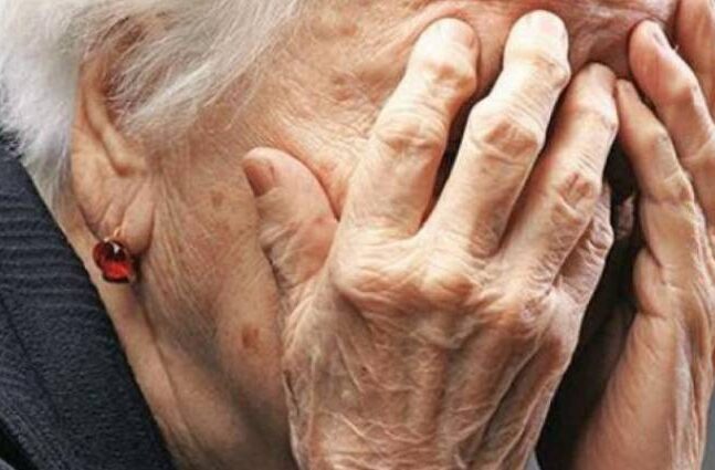Τρίκαλα: Ηλικιωμένη πέταξε 10.000 ευρώ σε αγνώστους απ' το μπαλκόνι της - Πώς την εξαπάτησαν