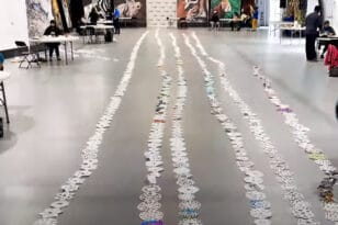 Καναδάς: Έφτιαξαν αλυσίδα με 2.190 χάρτινες χιονονιφάδες, ύψους 404 μέτρων και μπήκαν στο βιβλίο Γκίνες