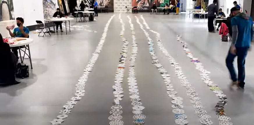 Καναδάς: Έφτιαξαν αλυσίδα με 2.190 χάρτινες χιονονιφάδες, ύψους 404 μέτρων και μπήκαν στο βιβλίο Γκίνες