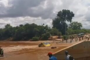 Κένυα: Λεωφορείο παρασύρθηκε από πλημμύρες – Πνίγηκαν πάνω από 20 επιβάτες – ΒΙΝΤΕΟ