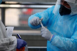 Κορονοϊός: Ποιες περιοχές σαρώνει ο ιός – Έκτακτη ενημέρωση το απόγευμα