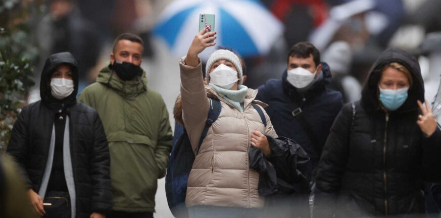 Κορονοϊός: Τέλος οι μάσκες στους εξωτερικούς χώρους από σήμερα