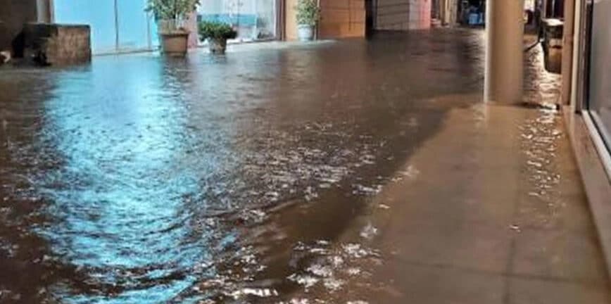 Μεσολόγγι: «Ποτάμια» οι δρόμοι λόγω της έντονης βροχόπτωσης