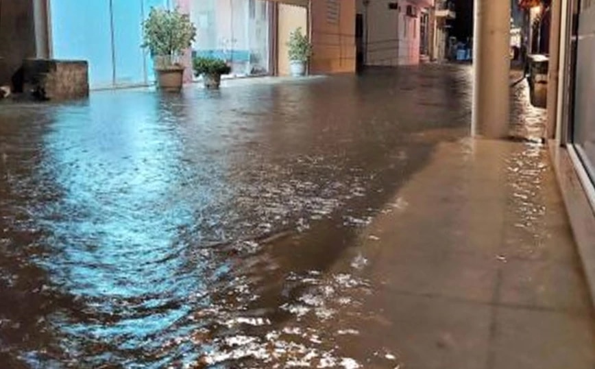 Μεσολόγγι: «Ποτάμια» οι δρόμοι λόγω της έντονης βροχόπτωσης