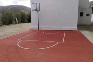 Έφτιαξαν γήπεδο μπάσκετ με την μπασκέτα στη...γωνία του γηπέδου - ΦΩΤΟ