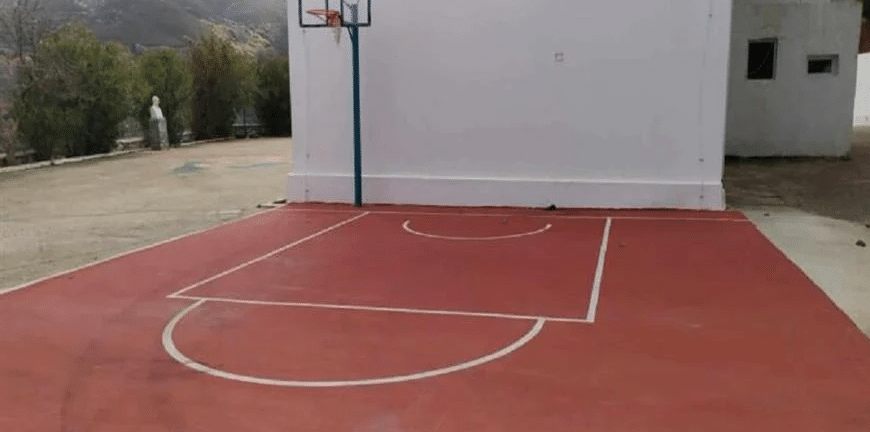 Έφτιαξαν γήπεδο μπάσκετ με την μπασκέτα στη...γωνία του γηπέδου - ΦΩΤΟ