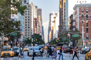 Ιστορική απόφαση στη Νέα Υόρκη: Οι αλλοδαποί κάτοικοι μπορούν να ψηφίζουν στις τοπικές εκλογές
