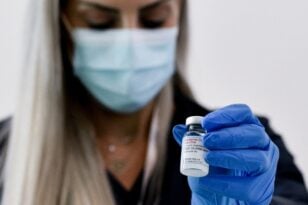 Μετάλλαξη Όμικρον: Εντοπίστηκε σε εμβολιασμένους με τρίτη δόση στη Σιγκαπούρη