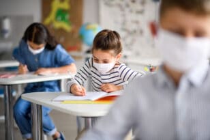 Σχολεία: Παραμένει η μάσκα - Τι ισχύει για self test και κρούσματα