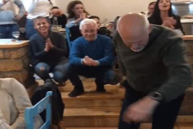 Γιώργος Παπανδρέου: Το ζεϊμπέικο που χόρεψε μετά την ήττα από Ανδρουλάκη - ΒΙΝΤΕΟ