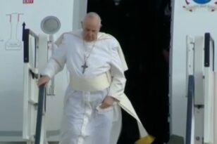 Εφτασε στην Αθήνα ο Πάπας Φραγκίσκος -Συνάντηση με Σακελλαροπούλου και Μητσοτάκη - ΒΙΝΤΕΟ