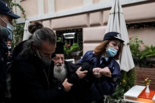 Επεισόδιο έξω από την Αρχιεπισκοπή: «Είναι αιρετικός! Πρέπει να μετανοήσει!», φώναζε ιερέας για τον Πάπα