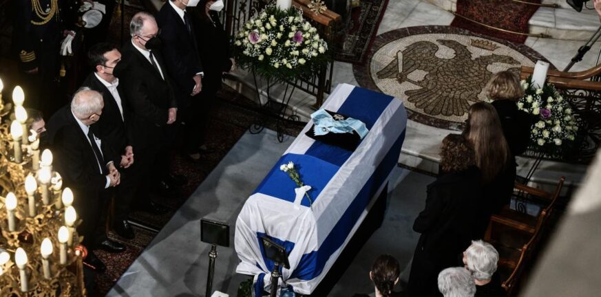 Κάρολος Παπούλιας: Σήμερα η ταφή του στα Ιωάννινα, με τιμές αρχηγού κράτους