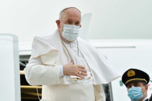 Ο πάπας Φραγκίσκος συναντήθηκε με 12 πρόσφυγες που έφτασαν Ιταλία από τη Λέσβο