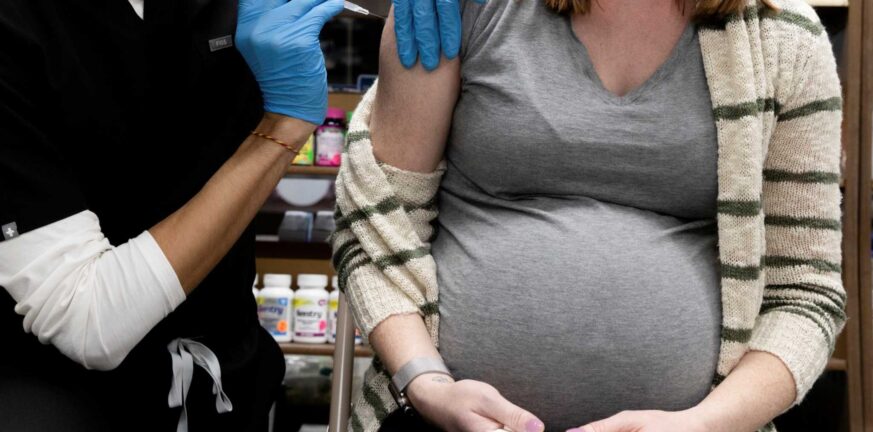 Κορονοϊός: Συναγερμός για τις ανεμβολίαστες εγκύους