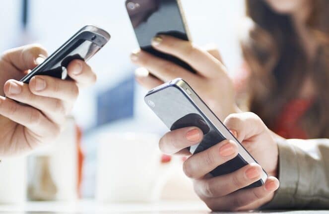 3,8 τρισ. ώρες αφιέρωσαν οι χρήστες στο κινητό τους το 2021
