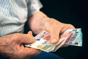 Επίδομα 250 ευρώ: Τι πρέπει να κάνουν όσοι χαμηλοσυνταξιούχοι δεν τα έλαβαν - BINTEO