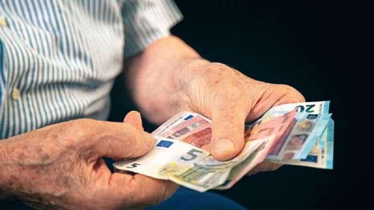 Επίδομα 250 ευρώ: Τι πρέπει να κάνουν όσοι χαμηλοσυνταξιούχοι δεν τα έλαβαν - BINTEO