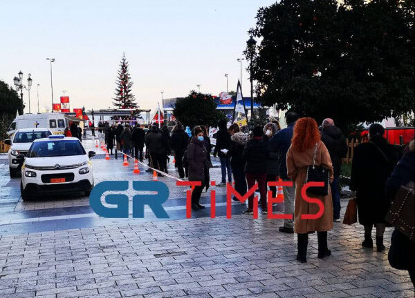 Θεσσαλονίκη: Τεράστια ουρά για τα εμβόλια χωρίς ραντεβού